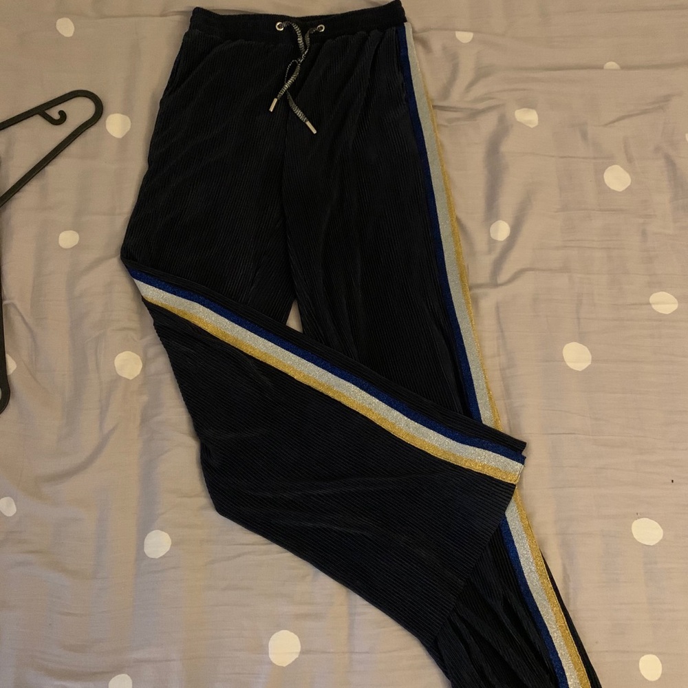 Loose slacks - Picture 2 of 5